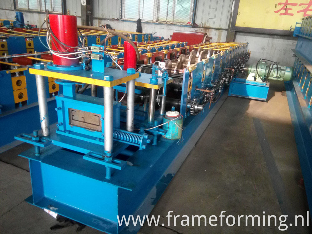 Roof truss roll forming machine )